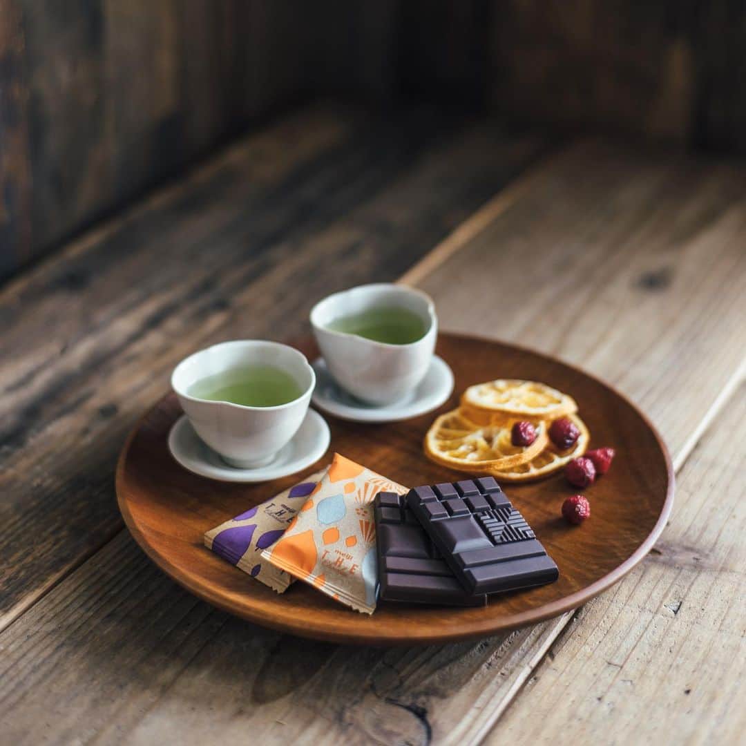 【公式】明治 ザ・チョコレートさんのインスタグラム写真 - (【公式】明治 ザ・チョコレートInstagram)「＊﻿ 日本茶とチョコレートって、意外と相性がいいのをご存知？🍫🍵﻿ ﻿ これぞ和と洋のコラボレーション。﻿ 間にドライフルーツも挟んで、甘味・酸味・苦味のマリアージュを愉しんで✨﻿ ﻿ ﻿ #thechocolate#ザチョコレート#明治ザチョコレート#明治#meiji#チョコレート#ビーントゥバー#beantobar#チョコ好き#meijithechocolate#大人舌#日本茶#ドライフルーツ#緑茶#お茶#今日のおやつ#おやつタイム#3時のおやつ#和カフェ#カフェスタグラム#ティータイム#ほっと一息#贅沢な時間#ご褒美スイーツ#ご褒美タイム#優雅な時間#チョコ大好き#板チョコ#板チョコレート#クラフトチョコレート」5月27日 18時53分 - meiji_the_choco