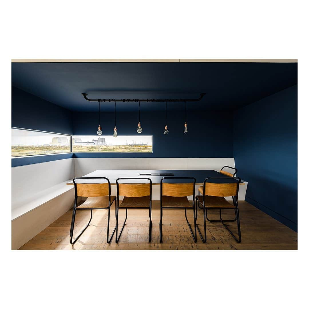 The Modern Houseさんのインスタグラム写真 - (The Modern HouseInstagram)「Pobble House: a remarkable home set against the wilderness of Dungeness in Kent. Link in our bio to view the sales particulars.  #dungeness #architecture #mondaymuse」5月27日 18時45分 - themodernhouse