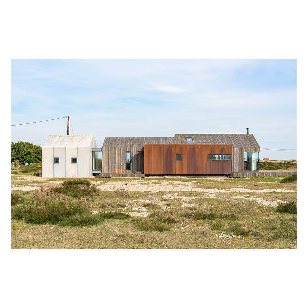 The Modern Houseさんのインスタグラム写真 - (The Modern HouseInstagram)「Pobble House: a remarkable home set against the wilderness of Dungeness in Kent. Link in our bio to view the sales particulars.  #dungeness #architecture #mondaymuse」5月27日 18時45分 - themodernhouse
