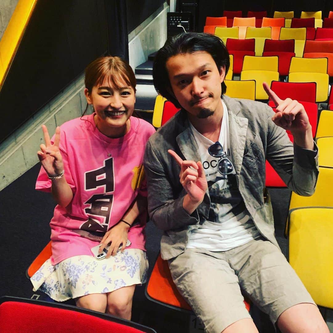伊藤陽佑のインスタグラム：「僕がなぜかサンドウィッチマン富澤さんぽい感じになってるのはさておき、 #森高愛 ちゃんと話してたらほぼデカレンジャー世代とのことで写真とったよ  #トッキュウジャー #デカレンジャー」