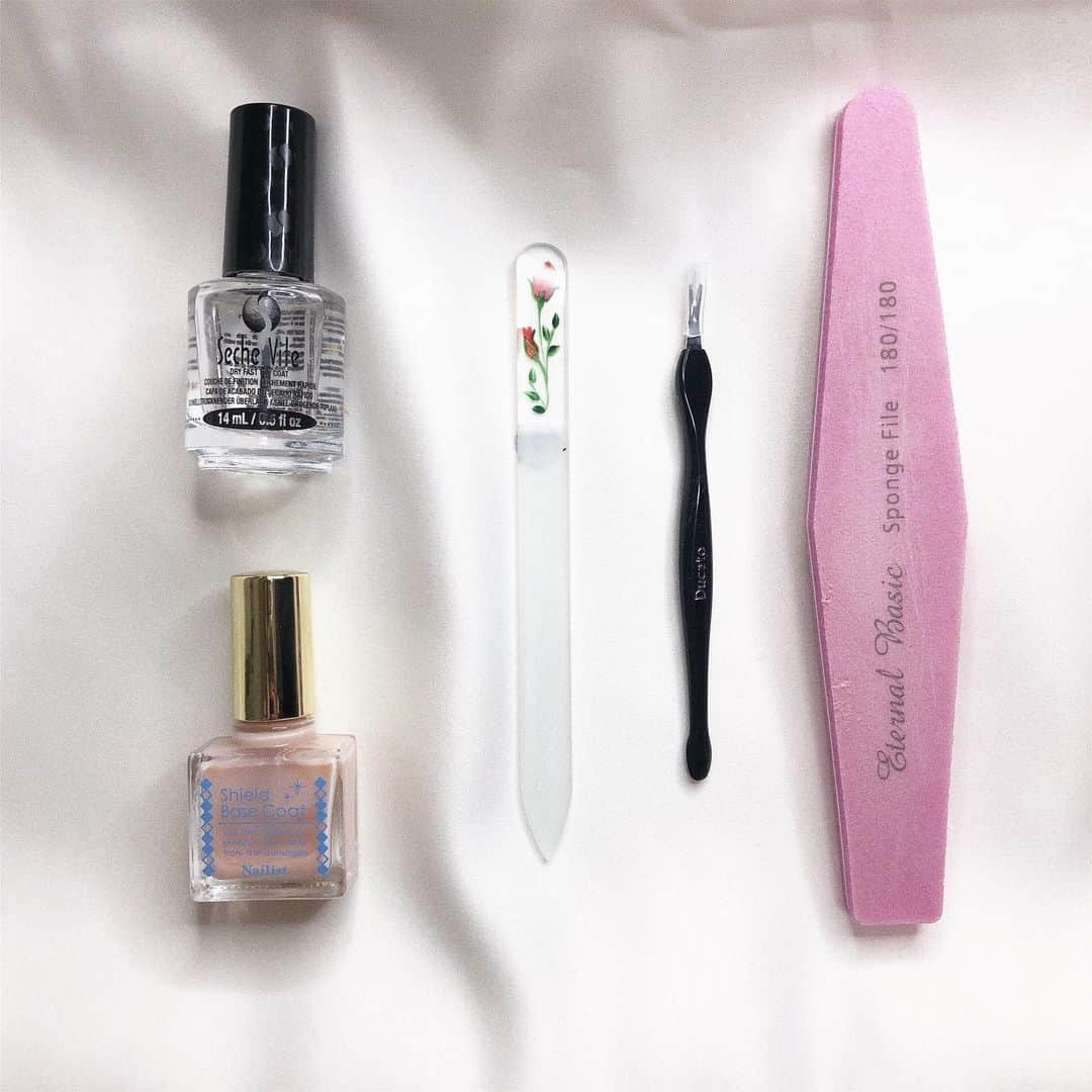 a_k_i_n_aさんのインスタグラム写真 - (a_k_i_n_aInstagram)「・ よく使うネイルは相変わらず #NAILHOLIC のマニキュアです☺️ 300円とプチプラなのでついつい...💸😂 持ちがすごくいいってわけではないけど 他にはないオシャレカラーが沢山あるし 職業上ネイルは出来ずお休みの日だけなので 十分かな..☺️💓 こう見るとブラウン、ベージュ系ばかりですが 最近の推しカラーはYE502のイエローです🌻 🌻🍉 夏っぽくて可愛い😆❤️ そして私の爪は薄くて割れやすいので 爪を補強してくれるようなベースコートが必須😟 あとトップコートは去年くらいからずっとセシェを 使ってて速乾でぷっくりするし持ちもいいのだけど ゆかぴちゃんが（ @yukap_17 ） ネイルズインクのトップコートを 紹介してて今そちらが気になってます...❤️ ただネットだとずっと入荷待ち...😭 早く入荷してくれないかなー🥺💓💓 ・ あとネイルオイルを探してます〜☺️ 皆さんおすすめありましたら教えて下さい〜❤️ ・ ・ 追記⬇︎ 写真のネイルの品番はホワイトから時計回りに BR305、BR308、BR309、BR311、BR319 RD403、RO600、BL905、GR704 BE301、BE302、BE816、RO602、OR208、BR360、SV001 ・ ・ #nail#ネイルホリックYE502#ネイルホリック#マニキュアの塗り方#マニキュア#セルフネイル#プチプラコスメ」5月27日 18時51分 - lucky02181014