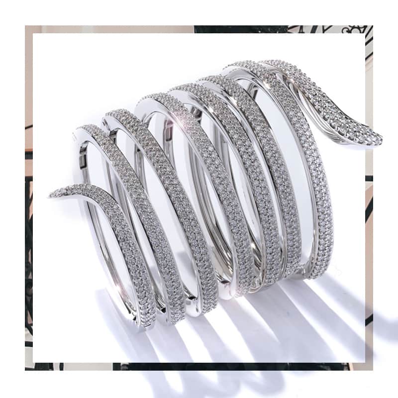 のインスタグラム：「The #DamianiEden bracelet encircles the arm with hypnotic light. The snake's sinuous spiral unfolds with elegance and soft naturalness in a unique and captivating design, in perfect Damiani style. #DamianiMasterpiece」
