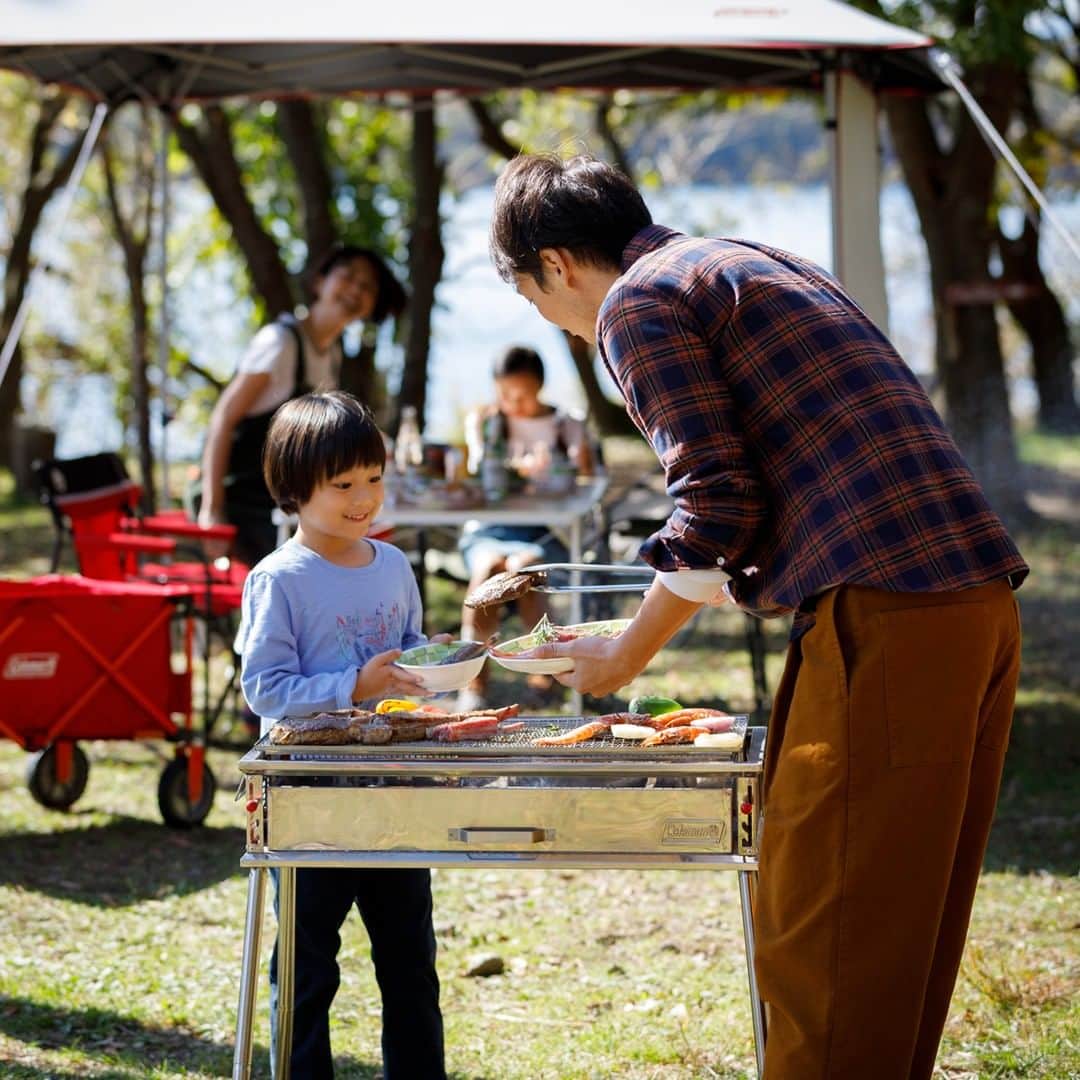 Coleman Japanのインスタグラム：「晴れた日はBBQを楽しもう。家族や気心知れた仲間とのアウトドア料理はどんな料理よりもおいしい🍖 😋」