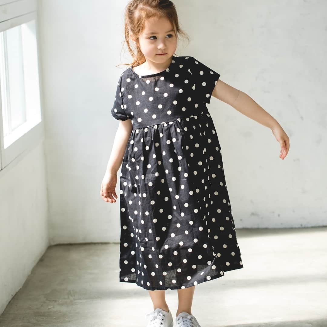のインスタグラム：「＼✨再入荷予定✨／ 花柄 ドット 星柄 総柄プリント 半袖ワンピース ¥1,800  やっほ〜😘マノンだよ💕  完売してサイズがなく諦めていたお客様、お待たせしました!! 間もなく再入荷予定です😘人気のBLACKドットも入荷予定ですよ! 引き続きインスタチェックしててね〜💕 🍭おかげさまで公式LINE@お友だち数9,000人突破🍭  MANONをお得にご利用頂くにはLINE@友だち登録がとってもオススメだよ〜😍 プロフィールのURLをクリック→公式オンラインショプ内のLINE@お友達登録リンクをクリック  MANON LINE@公式アカウントではお友達限定で 👉LINEお友達限定10%OFFクーポン 👉週末限定タイムセールセール 👉新作入荷  等のお得な最新情報をいち早くお届けしますよ❤  #ククマノン #coucoumanon #coucou_manon #キッズ撮影会 #kidscode #kids_japan #キッズ服 #キッズコーデ #キッズファッション #キッズモデル #子供 #子供服 #ギフト #娘コーデ #キッズフォト #ムスメ #親バカ部 #リンクコーデ #親子コーデ #子供服通販 #子供服コーデ #女の子コーデ #男の子コーデ #フォトコンテスト #フォトスタジオ #フォトブース #写真会 #フォトイベント #boheme」