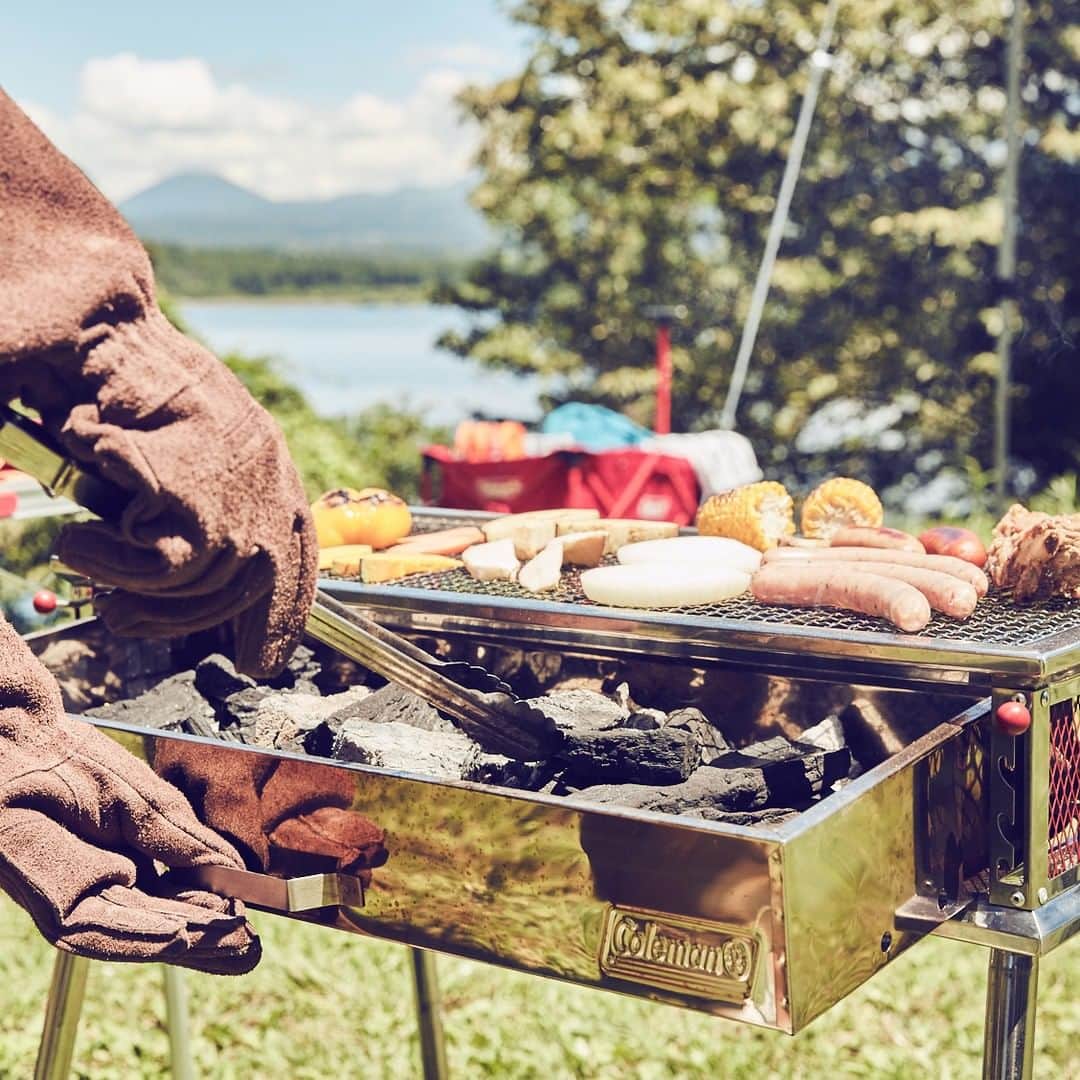 Coleman Japanのインスタグラム：「晴れた日はBBQを楽しもう。家族や気心知れた仲間とのアウトドア料理はどんな料理よりもおいしい🍖 😋」