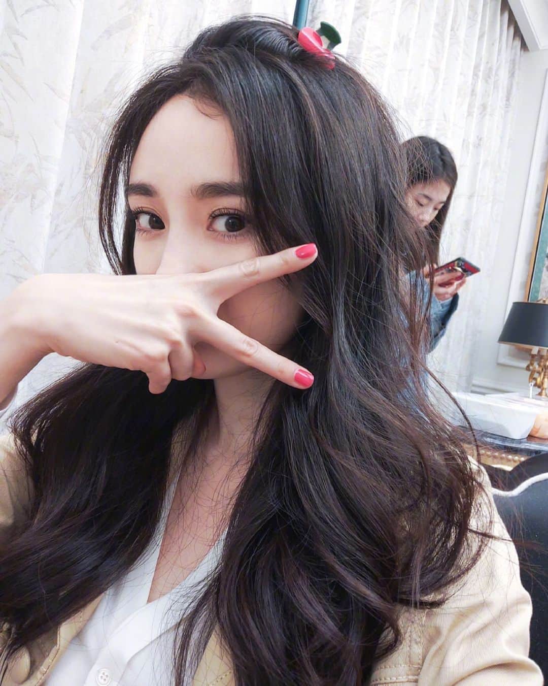 ヤン・ミー（Yang Mi）のインスタグラム：「追新剧了嘛？#筑梦情缘 Are you watching Mimi’s new show?😸Like and comment if you like selfies😊喜欢看更多自拍就点赞评论哦🙃 #大冪冪 #yangmi #楊冪 #mimi」