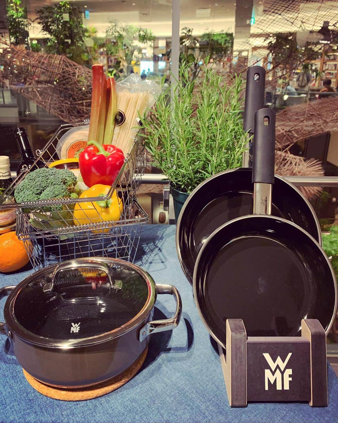 岡清華さんのインスタグラム写真 - (岡清華Instagram)「≪ WMF×Kurashi ≫ 「丁寧に、心地よく暮らす」  洗練されたデザインと高機能製に興味が深々! なWMFさんのお料理教室に参加してきました！WMFはドイツ製のキッチン、食卓グッズのブランドで、キッチングッズが大好きなわたしにとってはこの上なき幸せな空間でした🥀 @wmf_japan  まさに私が普段から意識していることにも仕事として取り組んでいる内容にもテーマがぴったりで、この日をとても楽しみにしていました。  普段から、自分のお気に入りの物や情報を知りたい‼︎といつもアンテナを張っていますし、セミナーは自身が行うことが多い為とても勉強になりました。  キッチンドリームは膨らむばかり! まずはお鍋を購入してみようと早速オーダーしてしまいました😄  お料理教室自体もとても楽しく、美味しい時間でしたが、何より良い情報を手に入れるきっかけとして参加できて嬉しかったです🙏  やっぱりわたしは、"食"は勿論のこと、"暮らし"というテーマが好きみたい。これからも自身もこだわり続け、もっと発信していきたいと思います!  素敵な機会をいただきありがとうございました🤝 @yolo.style_japan . ,  最後に、 @kurashijouzu_official のaboutが素敵すぎるので皆様にもシェア🕊 . ↓ 心地よい暮らし、丁寧に生きる為のヒント、自分らしい価値観、ライフスタイルを見出し、納得できる暮らしを実現するためには、 すべての物事に対して、積極的でなければいけません。 時には疲れることもある。怠けることだってある。 でも「丁寧に生きたい」と思う心は、清い。そんな女性像を目指します。 .  #健康#料理#ていねいな暮らし#暮らし上手#ヴェーエムエフ#フュージョンテックミネラル#WMF#蔦屋家電#kurashi#心地よい#ライフスタイル#pr #清らかに#華やかに#積極的に#学びを得る#lifestyle」5月27日 18時58分 - okasaya