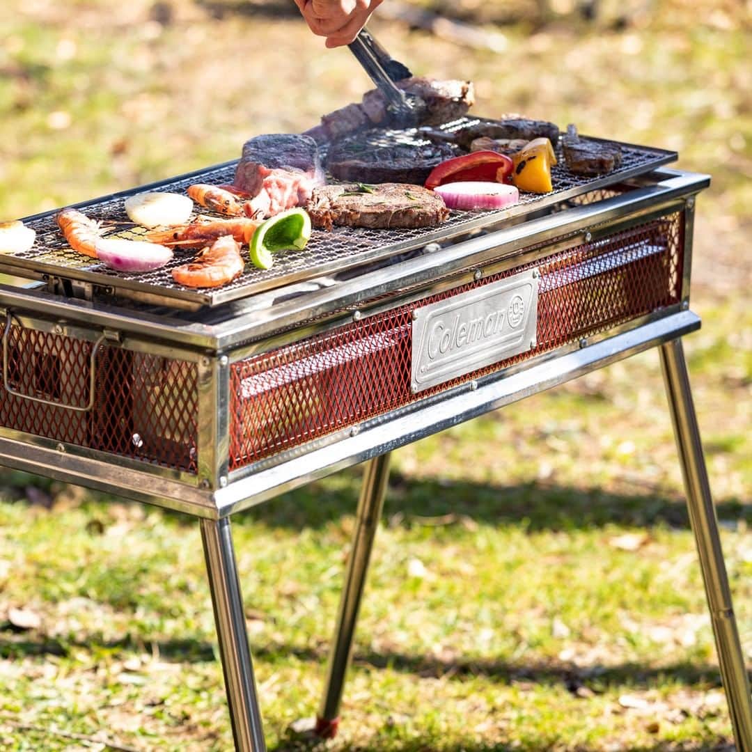 Coleman Japanのインスタグラム：「晴れた日はBBQを楽しもう。家族や気心知れた仲間とのアウトドア料理はどんな料理よりもおいしい🍖 😋」