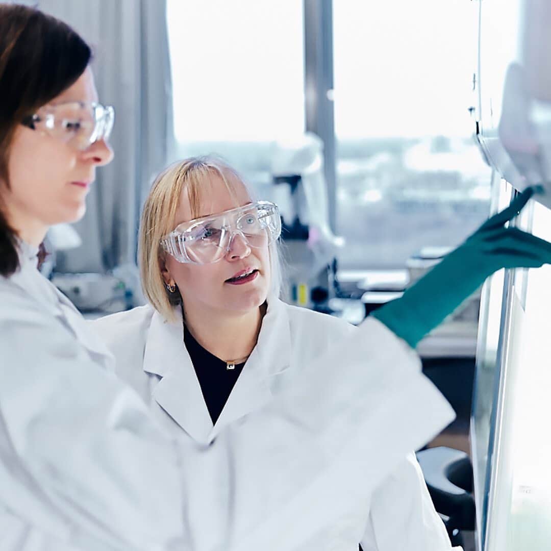 のインスタグラム：「For decades, doctors had focused on the location of tumors in the body rather than the specific mutations spurring their growth. Oncologists were accustomed to treating tumors with radiation and chemotherapy. . . . In 2010, researchers at Novartis had an experimental compound they thought would benefit cancer patients. They had a strong hunch, based on their research so far, that the cancer patients most likely to benefit had cancer with a mutation in a specific gene, so they designed a clinical trial to test the drug in exactly those patients. . . . Back then, most cancer centers weren’t equipped to sequence the genes of their patients’ tumors and identify mutations. The Novartis team moved forward with their trial despite the challenge. Now, after another ten years of research and development, the compound is approved for certain breast cancer patients with this specific mutation. . . . Christine Fritsch, director of drug discovery biology at the Novartis Institutes for BioMedical Research (NIBR) and a key member of the drug discovery team, thinks this could be a step toward more personalized approach for breast cancer.」