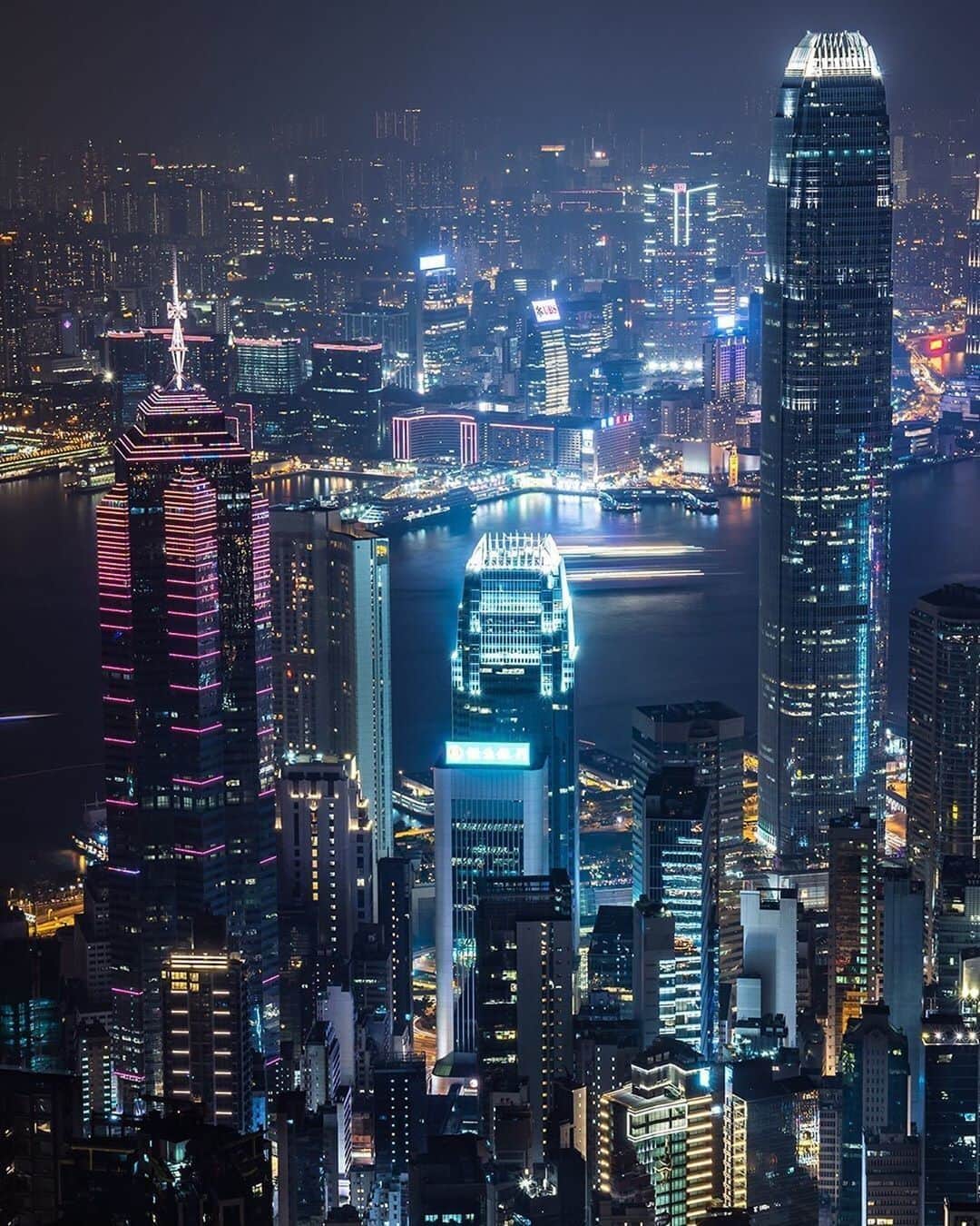 Discover Hong Kongさんのインスタグラム写真 - (Discover Hong KongInstagram)「That world-class skyline. 來看香港的美翻夜景！ 世界トップクラスの夜景！ 📷: @jay_cob2077 #DiscoverHongKong #repost」5月27日 19時01分 - discoverhongkong