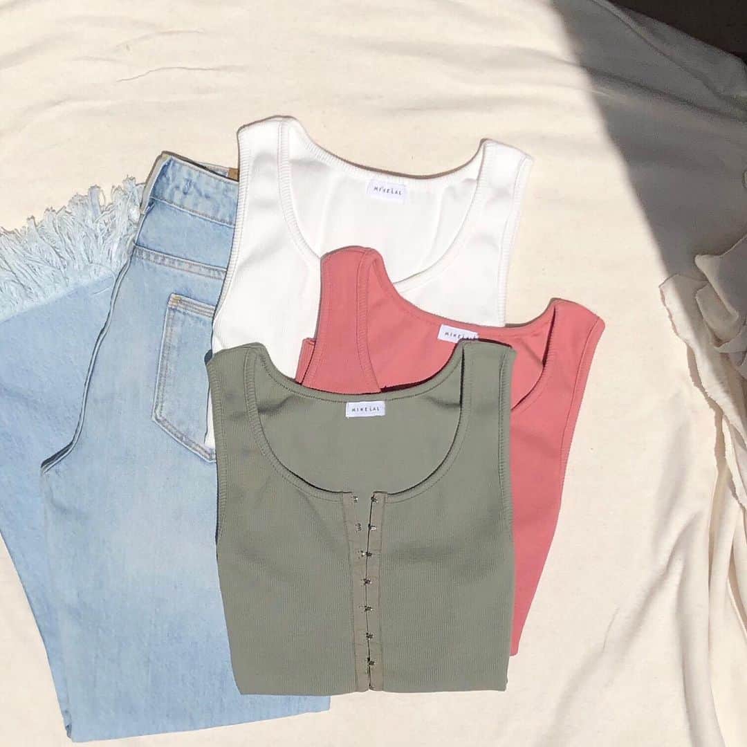 MINELALさんのインスタグラム写真 - (MINELALInstagram)「【New Item!!】 #MINELAL 19Spring/Summer . ＊4colors hook tank-top . 一枚は持っていたいカジュアルなタンクトップ。 . 柔らかい素材で体にフィットするので着心地抜群です。 . センターにはホックが付いているデザイン性◎なアイテム。 夏は一枚での着用もオススメです。 . . MINELAL ONLINEへはプロフィールから☝️」5月27日 19時06分 - minelal__