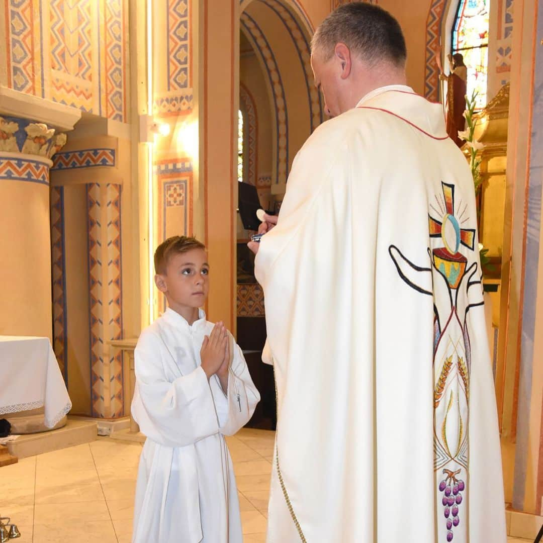 ルカ・モドリッチさんのインスタグラム写真 - (ルカ・モドリッチInstagram)「Ivano’s Communion! 🙏🏻❤️😍」5月27日 19時07分 - lukamodric10