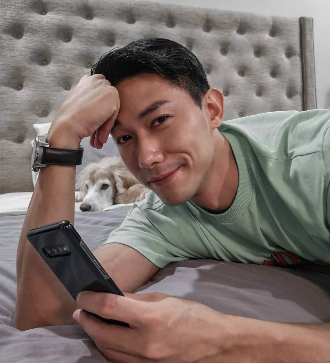 デスモンド・タンのインスタグラム：「Finally I'm done with packing for my next work trip, Hoshi and Udon don't look very pleased that I'm leaving again! 🤣 整理完行李了，明天又要出差了。看我的两个毛宝贝好像有点不舍得我~ 每次出国最想念的就是它们俩! Guess where I'm going to?  #hoshitan #udontan #陈河狮 #陈乌东」