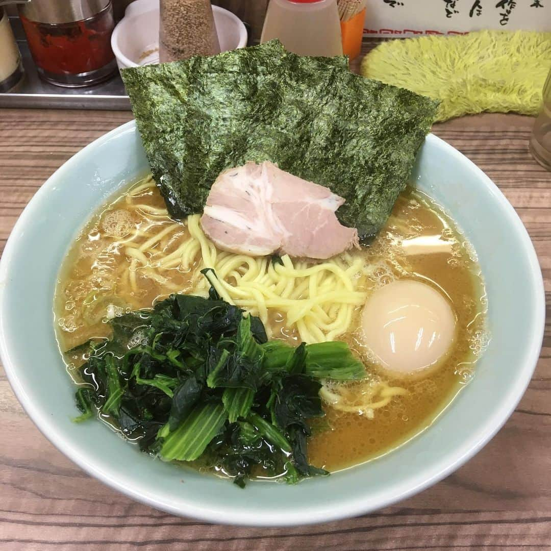 中山功太さんのインスタグラム写真 - (中山功太Instagram)「家系ラーメンは東京にも沢山ありますが、僕はこちらに凄い頻度で行っています。美味しいです。豚骨がうねりをあげてきます。美味しいからライスをおかわりします。偶然にも後輩がバイトしていました。滅茶苦茶太ってきましたが自業自得ですし、悔いはないです。 #武蔵家中野本店 #バランス完璧 #ご飯の硬さ完璧 #接客完璧 #完璧に太ってきたのは自業自得」5月27日 19時08分 - nakayamakouta