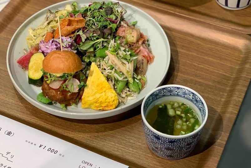 クック井上。さんのインスタグラム写真 - (クック井上。Instagram)「本日5/26(月)発売 #雑誌『#Komachi(こまち)』 スイーツ特集の片隅に毎月連載コラム 【クック井上。の○○○で流行ってるらしいよ。】 今号では… 「渋谷で“未来の社食”が流行っているらしい。〟 と題して… 【#UB1TABLE】 をご紹介してます👍  社食なのに、オシャレだったり、一般の方も利用可能だったり、どういう風に育ったり獲られた食材なのかや、それに合わせた調理にとことんこだわってたり、その上、毎日メニューが違ったり、さすが salmon&troutの森枝 幹氏×フードアレンジャーキムラ カズヒロ氏が手がけた社食🍽  未来に向けて味蕾を育てる社食‼️ コーナー『文化新聞』(題字:レキシ) サニーデイ・サービスの田中貴さん Yogee New Wavesの粕谷さん スーパー・ササダンゴ・マシンさん らのコラムもあるコーナーですよ😃  #料理好きな人と繋がりたい #社員食堂 #社食 #定食 #体にいいご飯 #渋谷 #サーモンアンドトラウト #サモトラ #新潟 #Niigata #神奈川 #tokyo #世界のチーズ #ランチ #グルメ #野菜ソムリエ #アスリートフードマイスター #フードコーディネーター #食育インストラクター #bbqインストラクター #料理研究家 #料理男子 #料理芸人 #クック井上。」5月27日 19時09分 - cook_inoue