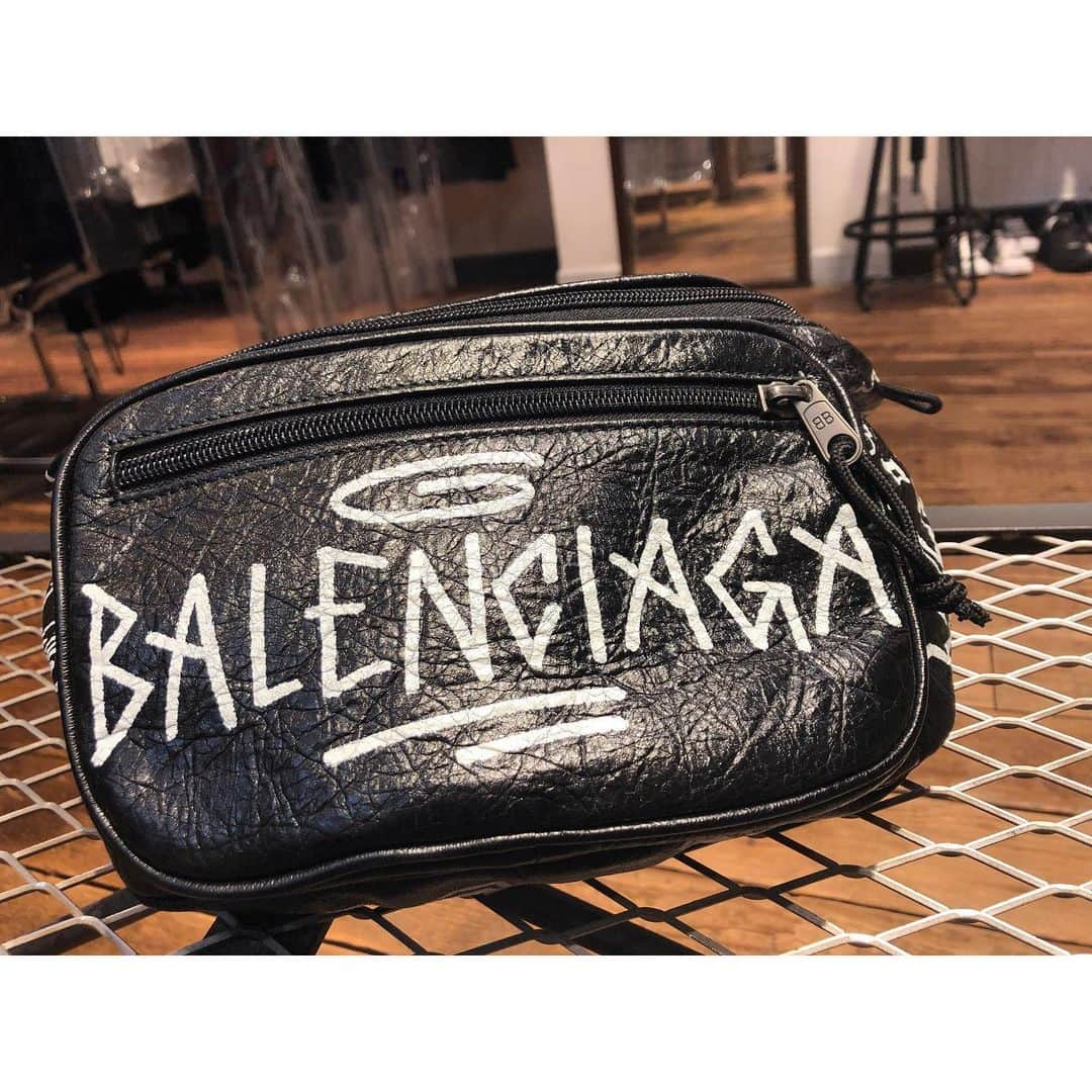 RINKAN渋谷店さんのインスタグラム写真 - (RINKAN渋谷店Instagram)「【New Arrival】 《BALENCIAGA》 "Explorer Graffiti Bag"  BALENCIAGA人気定番モデルのエクスプローラーバッグが入荷しました。 このシーズンに多く見られた落書きのペイントが映えるアイテムになります。毎回入荷後すぐ完売するモデルとなっております。 是非店頭へのご来店お待ちしております！  BALENCIAGA Explorer Graffiti Bag  color: BLACK×WHITE size:F $998  ask to DM📩 ㅤㅤㅤㅤㅤㅤㅤㅤㅤㅤㅤㅤㅤ  #rinkan #shibuya #supreme #supremenorthface #offwhitenike #yeezyboost #yeezyboost350V2 #rafsimons #calvinklein #alyx #kapital #gosharubchinskiy #acoldwall #louisvuitton #vetements #balenciaga #vlone #offwhite #readymade #yeezy #yeezyseason #fearofgod #fog #doublet #needles #undercover #ambush  RINKAN 渋谷 03-5458-3050」5月27日 19時18分 - rinkan_shibuya