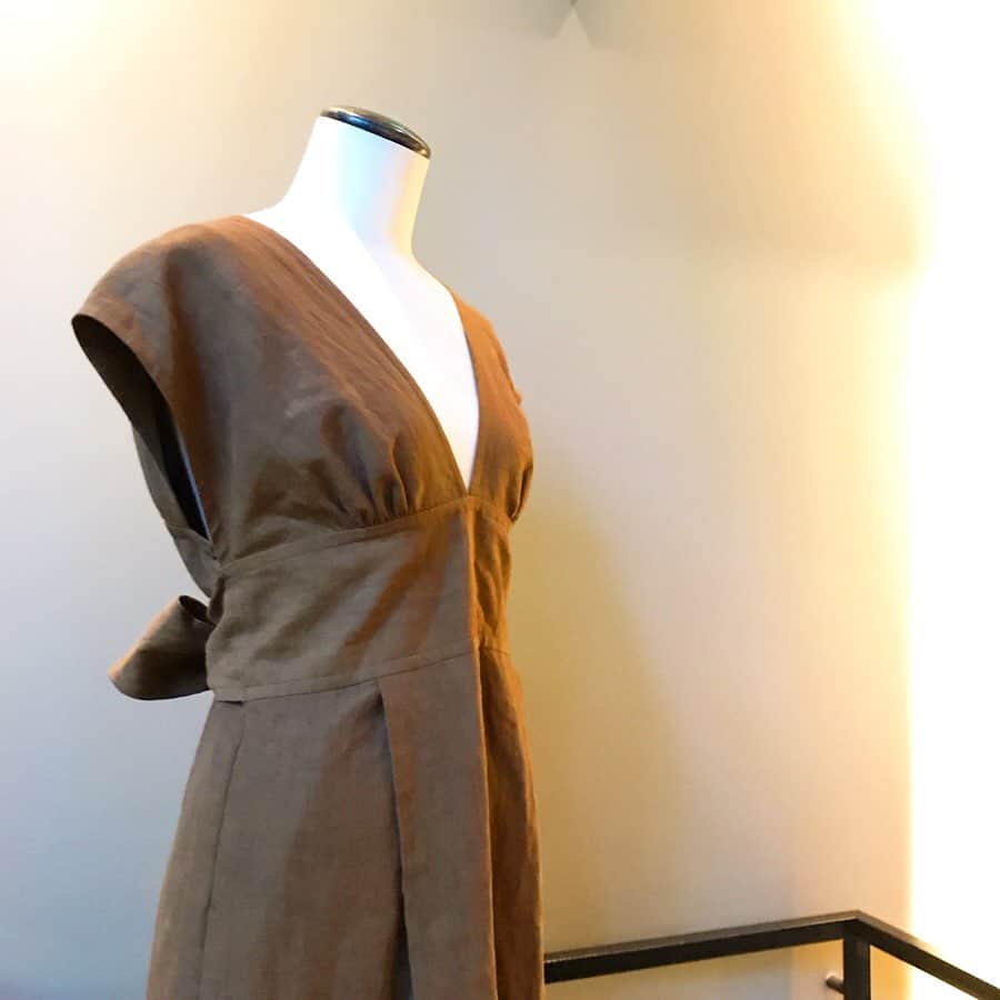 haunt Daikanyamaさんのインスタグラム写真 - (haunt DaikanyamaInstagram)「-Summer relax item-﻿ .﻿ .﻿ . Lachement HAUNT exclusive Linen shoulder cover dress . 2-9105006 Color:  earth brown Price: ¥63,000+tax﻿﻿ .﻿ .﻿ .﻿ #fashion#ファッション#Lachement#ラシュモン#dress#ドレス#ワンピース#exclusive#別注カラー #hauntdaikanyama#ハウント代官山#hauntstyling」5月27日 19時11分 - haunt_daikanyama