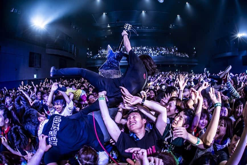 猪狩秀平さんのインスタグラム写真 - (猪狩秀平Instagram)「♪ . 2019.5.26.ZEPP OSAKA BAYSIDE⚓︎ . 全48公演に及ぶLife In The Sun TOURの行程で終了しました。 . 半年以上の行程やったけど、まだ１つ１つのライブを鮮明に思い出せるくらい濃い毎日でした。 明日死ぬかも！と思って、毎日本気で生きた！ けど、死ななかった！笑 まだまだやれるな☺︎ . 自分でちょっとしたヘイちゃんロスになってます。笑 昨日終わったツアーやけど、行けなかったライブハウスを５本だけ回る事にしました！ チェックよろしく☺︎ . Life In The Sunの季節はこれからです！お出かけする時には連れてってあげてください☺︎ . イガリが今回一番思ったのは、会った事ない人でも、音楽が、パンクロックが、自然と俺たちの距離を近づけてくれてるって事。 音楽は尊いって事☺︎ . 写真は今回のツアー全行程来てくれた @hayachinphoto  #heysmith #SiM」5月27日 19時18分 - hey_igari_0131