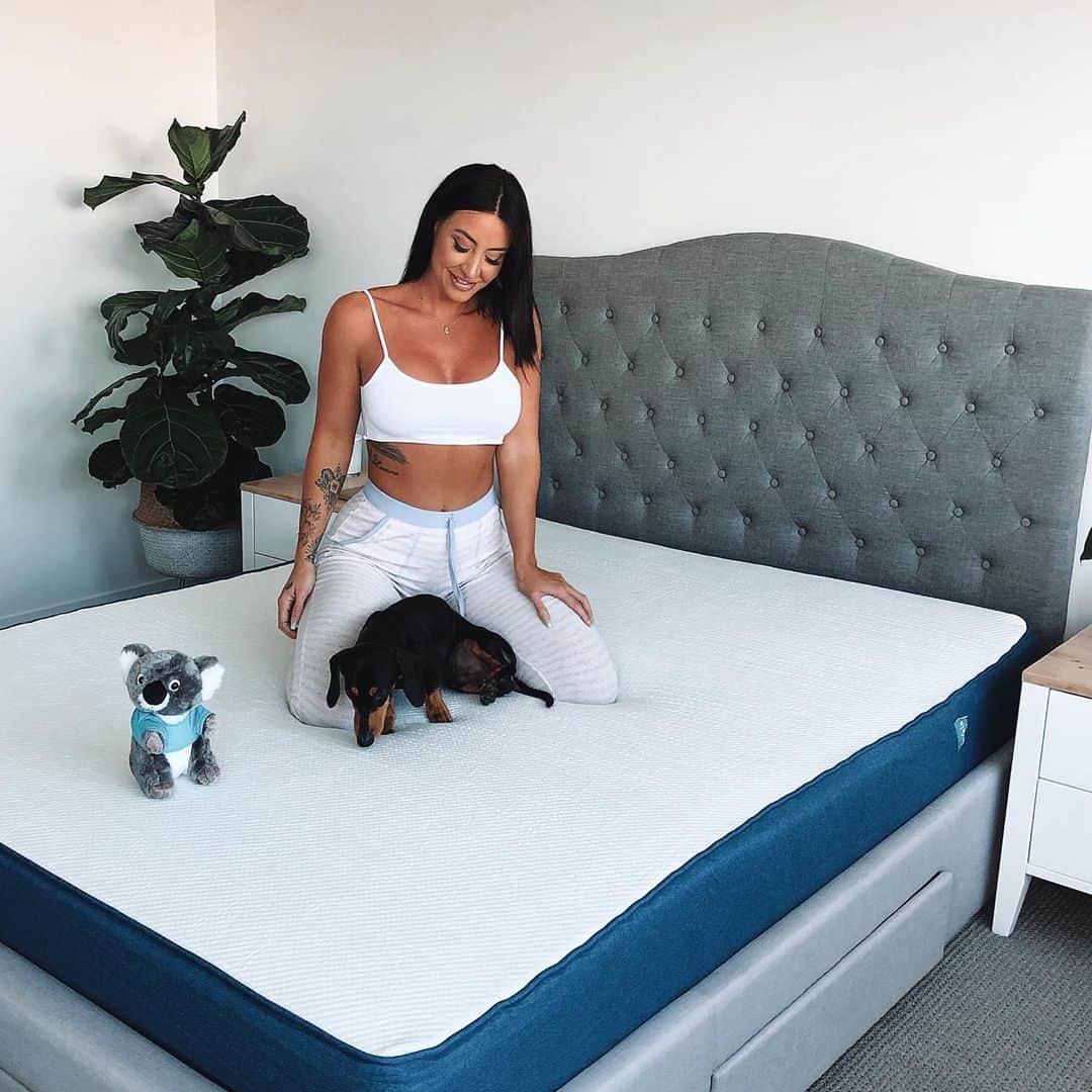 Steph Paccaさんのインスタグラム写真 - (Steph PaccaInstagram)「Uhhh hello new @koala mattress 🥰 So soft and comfortable🙌🏽 and did you know with every purchase of a mattress or bed base in Australia they adopt a real Koala! 🐨 ❤️ those little babies need all the help they can get so I love everything about this. If you need some new additions to your home or bedroom I highly recommend @koala. Check my story for more details about this 💫  MATESWITHSTEPHPACCA for 10% off everything! #sleepwithkoala」5月27日 19時14分 - steph_paccaa