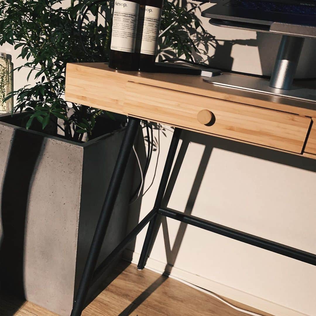 並木一樹さんのインスタグラム写真 - (並木一樹Instagram)「IKEAのPCデスクをアイアン塗料でブラックのアイアンの質感にチェンジしてモダンな印象に🌿 ・ 部屋の模様替えすると楽しいね🌿☝︎ ・ #インテリア#IKEA#DIY #アイアン塗料」5月27日 19時15分 - casi_namiki