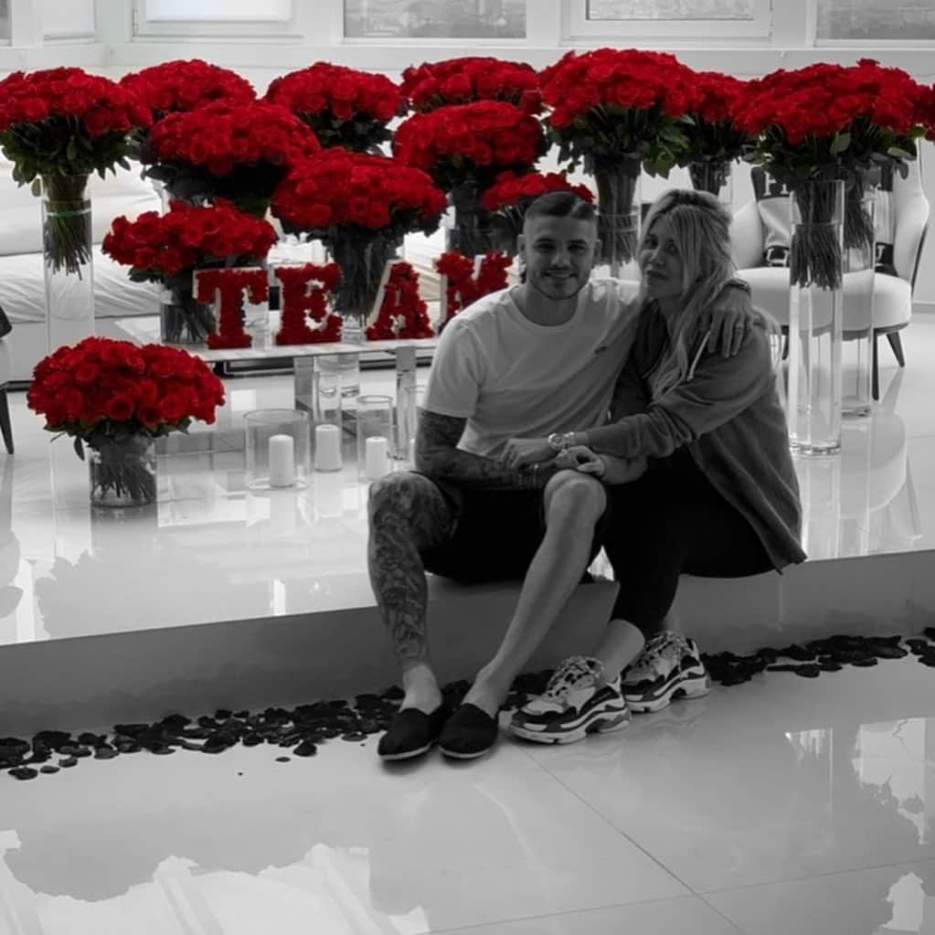 マウロ・イカルディさんのインスタグラム写真 - (マウロ・イカルディInstagram)「Feliz Aniversario mi amor 🌹❤️ 5 años de casados ✨ ——— @wanda_icardi Gracias por esta hermosa sorpresa ❤️2️⃣7️⃣ ——— 🌹 @one.million.red.roses 🌹」5月27日 19時17分 - mauroicardi