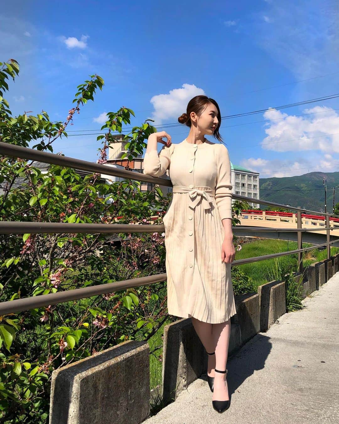 辰巳ゆいのインスタグラム：「ちょっと前に行った松本♪ . ウマウマそばに、ウマウマパンケーキに、ウマウマ芋けんぴ笑 . パワースポット？にも行ってリフレッシュ♪ . お洋服は @17kg_official さんの♪ この日は、予想してたより暑くて💦 ニットでは暑かったけど笑笑 夕方からは寒かったから、ちょうどよかった！笑 黒のパンツは、ハイウエストで、履きやすいし、細く見える！！ いっぱい使えそうー\(◦´-`◦)/♡ . #17kg_official #長野 #松本 #お蕎麦 #パンケーキ #芋けんぴ #食べまくり #幸せー❤️❤️」