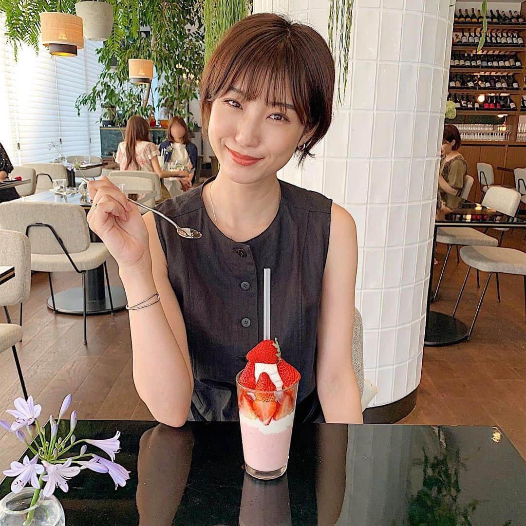 izu（出岡美咲）さんのインスタグラム写真 - (izu（出岡美咲）Instagram)「@mii__yu  と癒しの昼下がり。 初めてボンボンを食べた。🍓」5月27日 19時36分 - izu_stagram