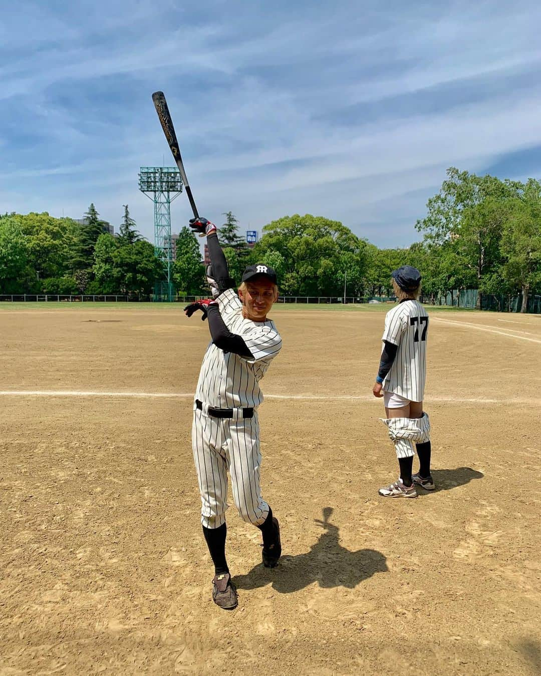 イッシーさんのインスタグラム写真 - (イッシーInstagram)「ますだおかだの増田さん野球！  成績4打数3安打 1HR 打点4 MVP(久しぶり)  でした！野球は奥が深いっす。 人生初めての柵越えホームランは嬉しすぎました。現役の時も打ったことなかったのよ。震えたわ。 #糸井嘉男 さんのフォロースルーでMVPの写真！ってとりたかったけど 相方のズボンずらし遠方眺めで台無しやわ！ #2枚目むさしのユニホーム着こなし● #3枚目オシャレ芸人むさしティシャツはブランド青山学院大 #ホームラン」5月27日 19時29分 - mikankun141