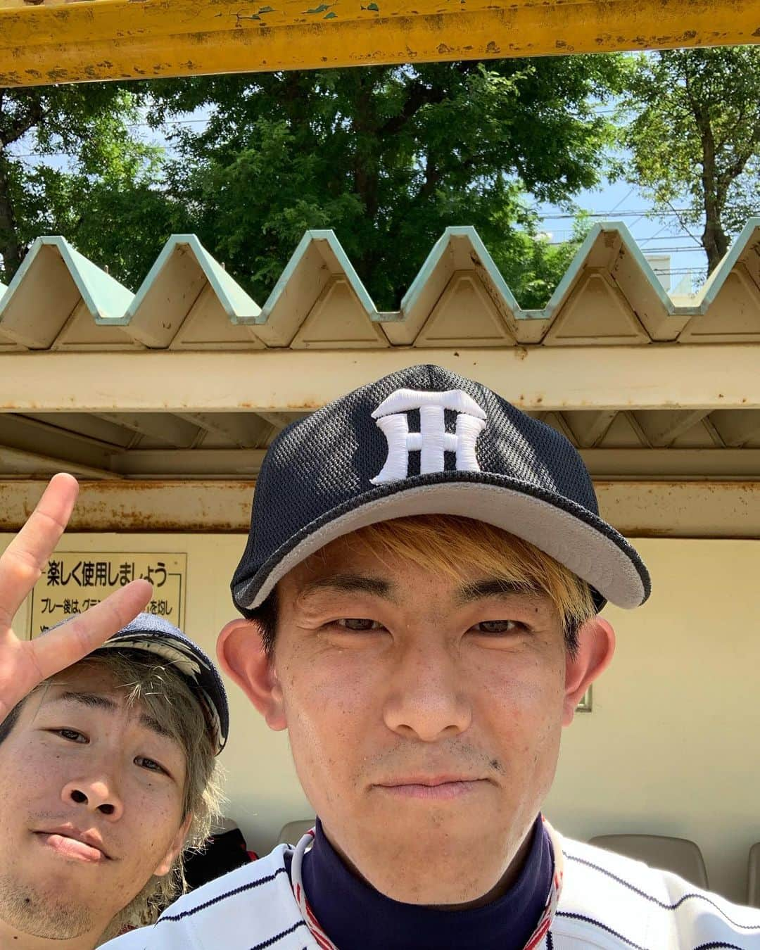 イッシーさんのインスタグラム写真 - (イッシーInstagram)「ますだおかだの増田さん野球！  成績4打数3安打 1HR 打点4 MVP(久しぶり)  でした！野球は奥が深いっす。 人生初めての柵越えホームランは嬉しすぎました。現役の時も打ったことなかったのよ。震えたわ。 #糸井嘉男 さんのフォロースルーでMVPの写真！ってとりたかったけど 相方のズボンずらし遠方眺めで台無しやわ！ #2枚目むさしのユニホーム着こなし● #3枚目オシャレ芸人むさしティシャツはブランド青山学院大 #ホームラン」5月27日 19時29分 - mikankun141