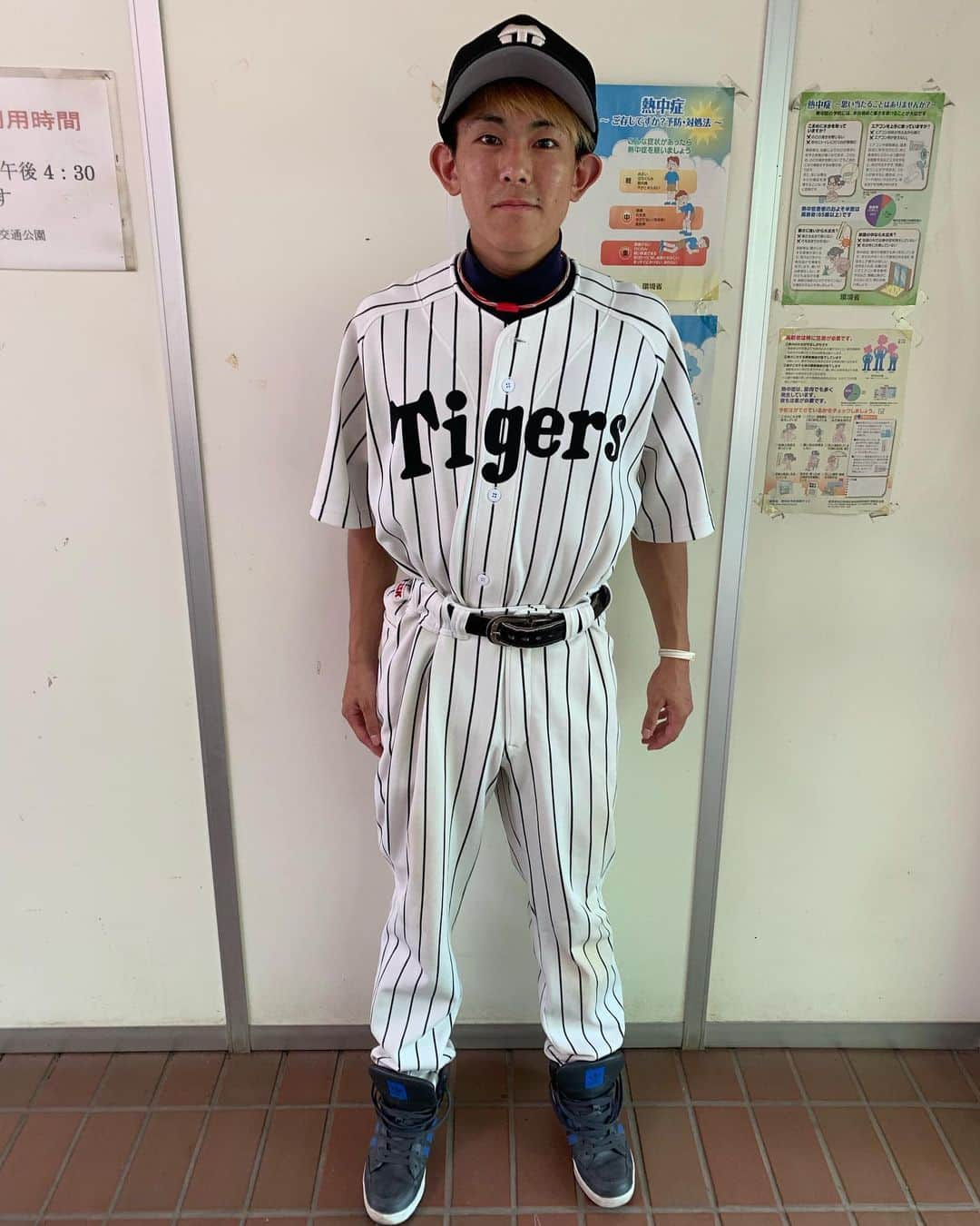 イッシーさんのインスタグラム写真 - (イッシーInstagram)「ますだおかだの増田さん野球！  成績4打数3安打 1HR 打点4 MVP(久しぶり)  でした！野球は奥が深いっす。 人生初めての柵越えホームランは嬉しすぎました。現役の時も打ったことなかったのよ。震えたわ。 #糸井嘉男 さんのフォロースルーでMVPの写真！ってとりたかったけど 相方のズボンずらし遠方眺めで台無しやわ！ #2枚目むさしのユニホーム着こなし● #3枚目オシャレ芸人むさしティシャツはブランド青山学院大 #ホームラン」5月27日 19時29分 - mikankun141