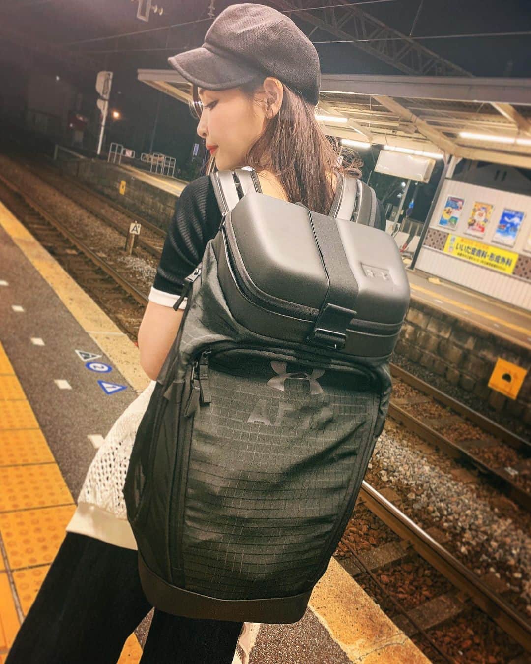 横町ももこさんのインスタグラム写真 - (横町ももこInstagram)「💖 . 鈴鹿ではファン様たちから一足早いお誕生日プレゼントたくさんいただきました🎁💕 . ARTAの新商品のリュック、 靴用のポケットもあるしたくさん入っても軽くて機能性抜群😍✨ . さっそく鈴鹿から背負って帰った🖤🧡 . 本当にありがとう🧡🖤 .  #ARTAGALS #ARTA#弾丸 #ARTAレースクイーン #ARTAGALSPROGRAM #athlete #アンダーアーマー#underarmour  #autobacs#オートバックス #autobacsracingteamaguri #SUPERGT#SUPERGT2019#SGT#SGT2019 #8号車#55号車#honda#NSX #オレンジの弾丸#黒の弾丸 #motersports#モータースポーツ #レースクイーン#racequeen#rq #サーキットアテンダント#サーキット #横町ももこ」5月27日 19時31分 - momochadayo
