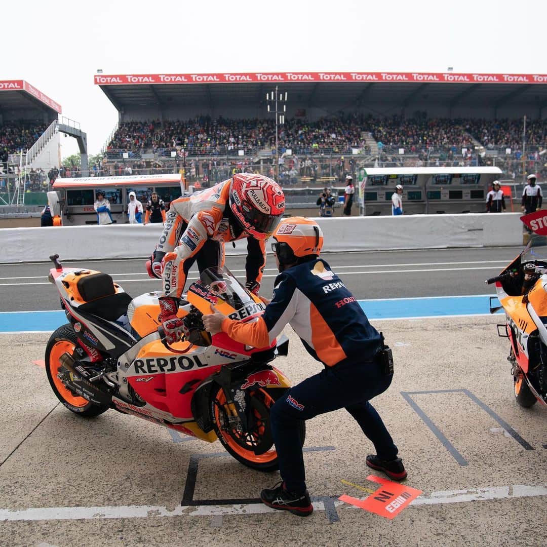レプソル・ホンダのインスタグラム：「Monday on a race vs all the rest 😴」