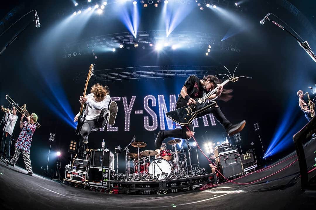 のインスタグラム：「5/26(日) Zepp Osaka Bayside "Life In The Sun TOUR FINAL"  photo by @hayachinphoto」
