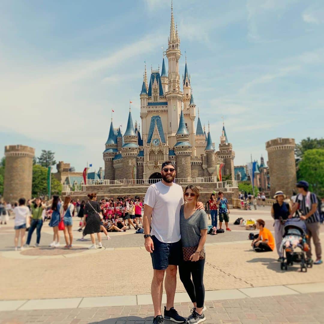 のインスタグラム：「Gotta give it to Walt, he’s consistent. The castle, characters, long lines..all part of the Disney experience. Wouldn’t want it any other way!」