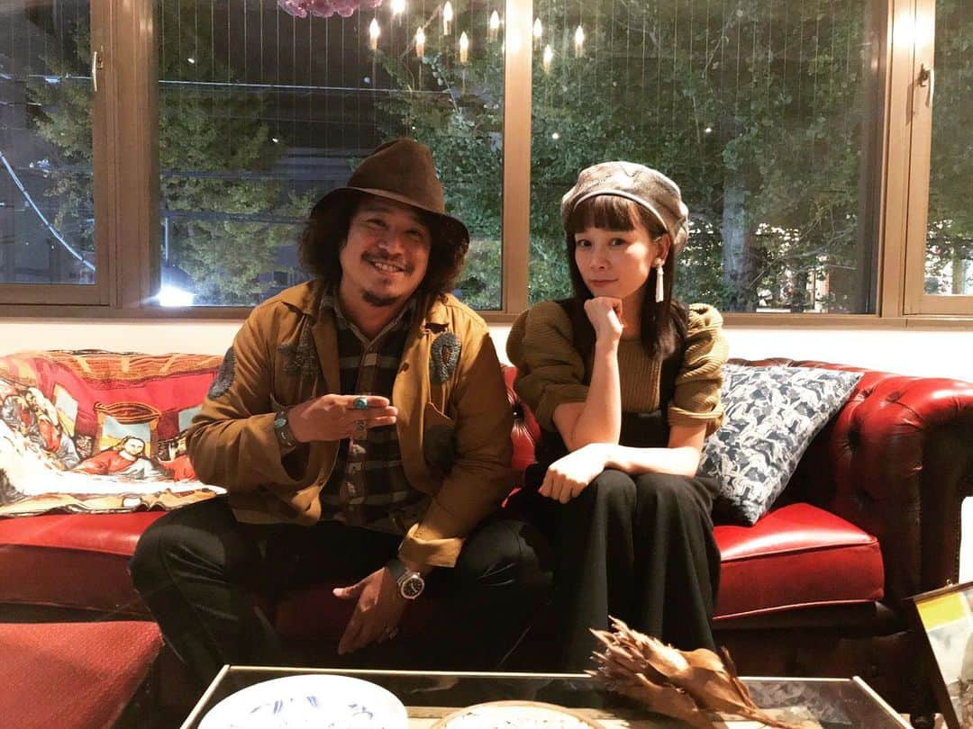 山野ゆりさんのインスタグラム写真 - (山野ゆりInstagram)「今日は食パン専門店「考えた人すごいわ」や「うん、間違いない」などを次々と仕掛けるベーカリープロデューサーの岸本さんと対談撮影。間違いなく日本の食パンブームを牽引する1人🍞日本に新しいパンムーブメントを次々と仕掛ける方と対談させて頂けて光栄です✨対談は記事が公開されたら又お知らせさせてね。ストーリーは圧巻のショッパー🌝🍞✨ #食パン #食パン専門店 #考えた人すごいわ #午後の食パンこれ半端ないって #うん間違いない #乃木坂な妻たち #どんだけ自己中 #パン #岸本拓也 #写真は去年のものです」5月27日 19時38分 - yuri.yamano