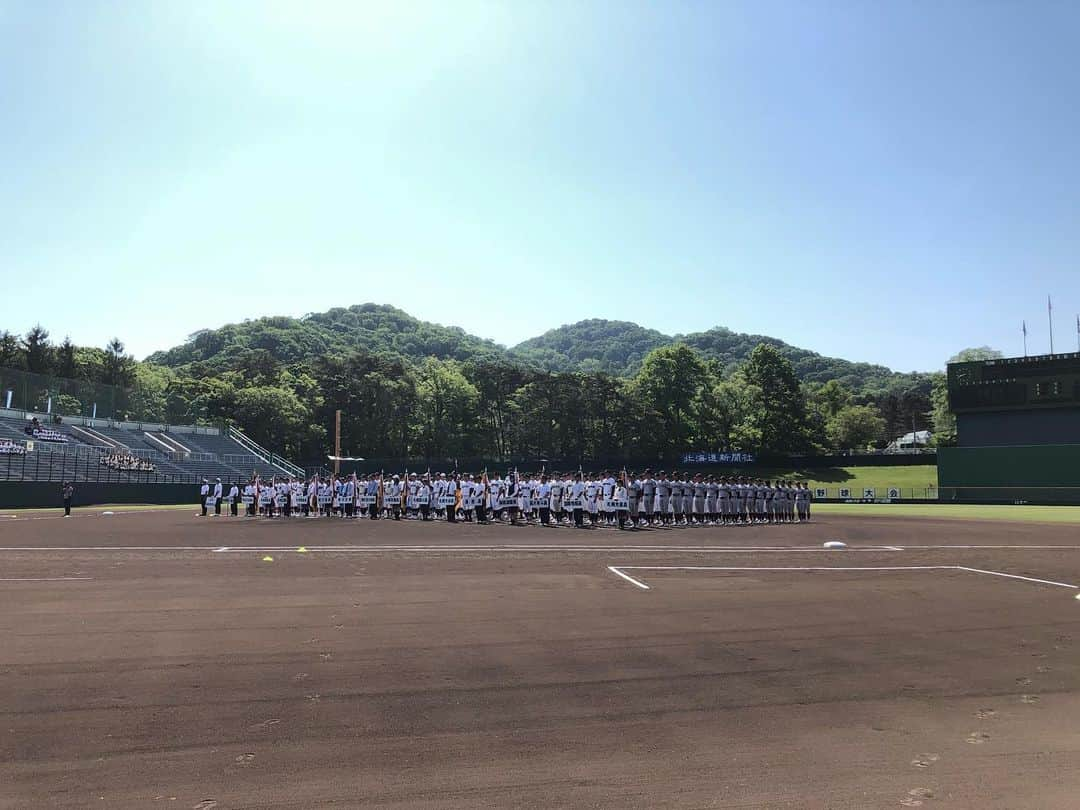 五十幡裕介さんのインスタグラム写真 - (五十幡裕介Instagram)「今日、 高校野球春の全道大会が開幕！！ 地区大会を勝ち抜いた14校と、 選抜推薦枠で出場する2校が円山球場に集いました。 帯広大谷・加藤晃輝キャプテンが、 「令和最初の大会で、 高校生らしく爽やかに全力プレーをする」と宣誓。 今日3試合は全て逆転勝利となり、最後まで諦めない 宣誓通りの全力プレーを見せてくれました。 明日も3試合、熱戦に期待！！ イチオシ‼︎でもお伝えする予定です！  #高校野球 #北海道 #春 #全道大会 #開幕 #札幌光星 #帯広大谷 #札幌国際情報 #札幌英藍 #函大有斗 #苫小牧工業 #釧路湖陵 #士別翔雲 #遠軽 #滝川西 #札幌第一 #札幌大谷 #旭川大学 #札幌新川 #駒大苫小牧 #小樽双葉 #16校 #円山球場 #熱戦 #制するのは #HTB #アナウンサー #五十幡裕介」5月27日 19時38分 - htb_isohatayusuke