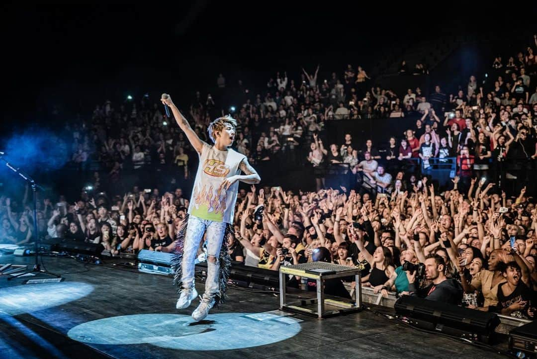 Taka さんのインスタグラム写真 - (Taka Instagram)「Paris!!!! 🇫🇷!!! Last show!!!! Big love!!!!! @jamiecarterfilms @oneokrockofficial」5月27日 19時40分 - 10969taka