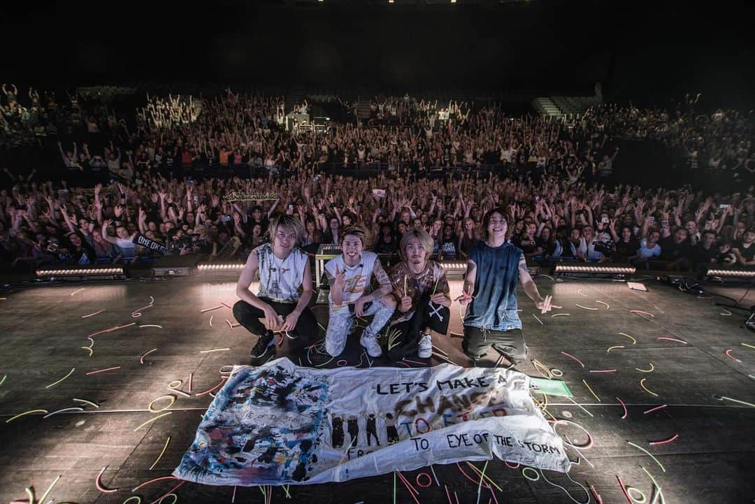 Taka さんのインスタグラム写真 - (Taka Instagram)「Paris!!!! 🇫🇷!!! Last show!!!! Big love!!!!! @jamiecarterfilms @oneokrockofficial」5月27日 19時40分 - 10969taka