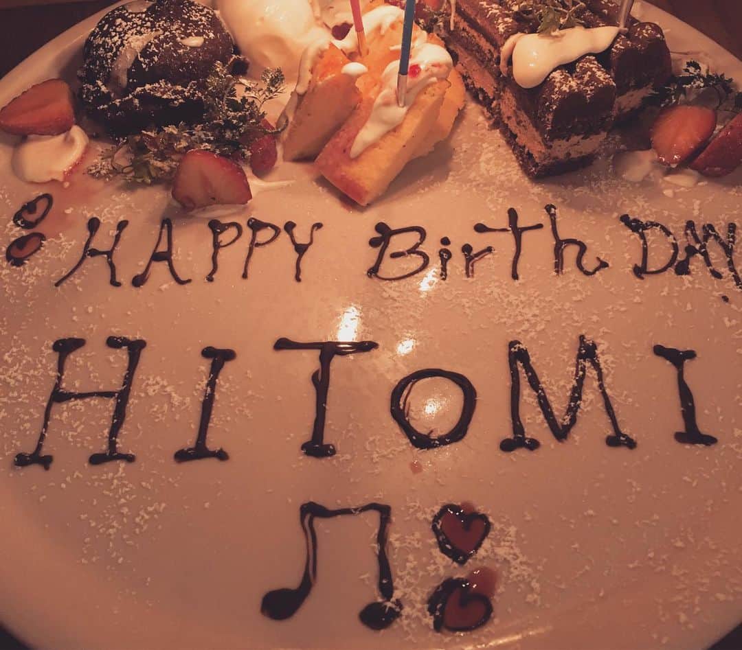 くぼたみかさんのインスタグラム写真 - (くぼたみかInstagram)「Happy birthday @hitomifurusaki 🥰❤️ ダイエットしてさらに美しくなったひとみん、おめでとう🍾🎉🎶今年もまた同じメンバーでお祝いできて幸せです✨ #friends #birthday #bestfriends」5月27日 19時41分 - mikakubota0923