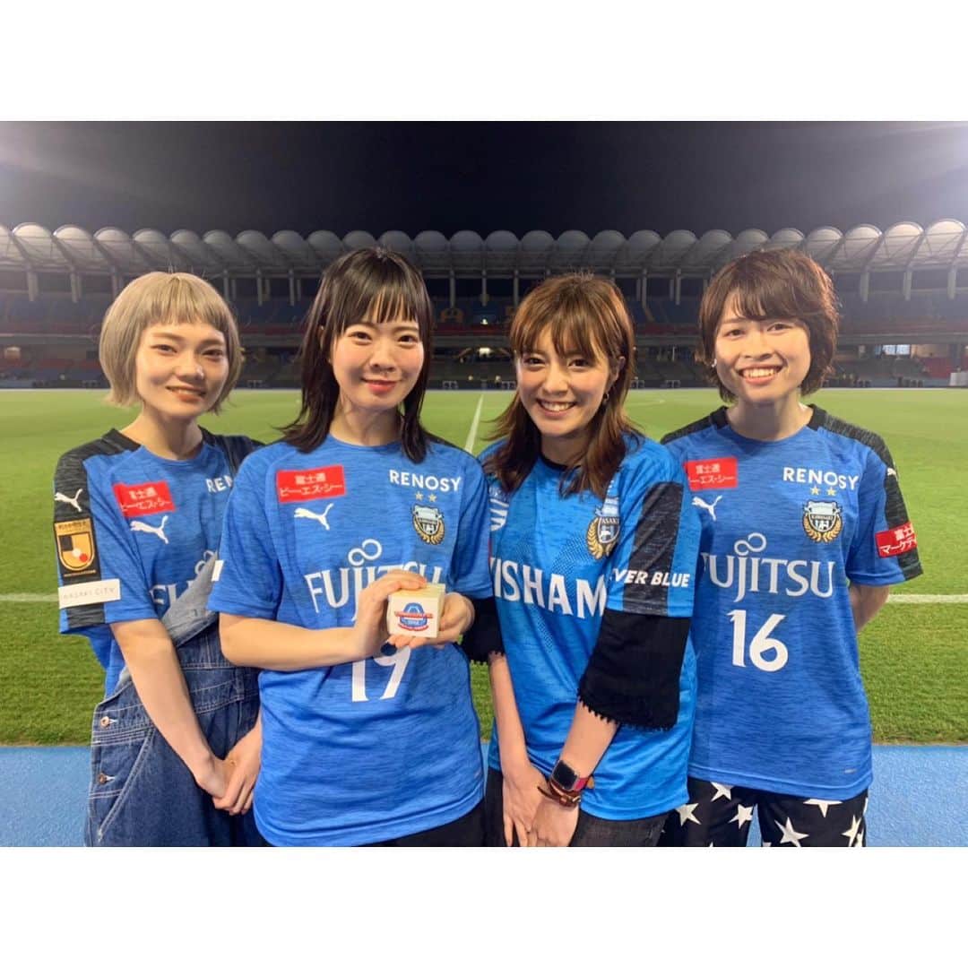 三谷紬さんのインスタグラム写真 三谷紬instagram アレアレ川崎アレアレオ アレアレ川崎フロンターレ どんな時もずっと 誰よりも強く 戦うヒーローに 気持ち込めて フロンターレの取材に行くと つい口ずさんでしまうこのチャント その原曲 明日も を歌う