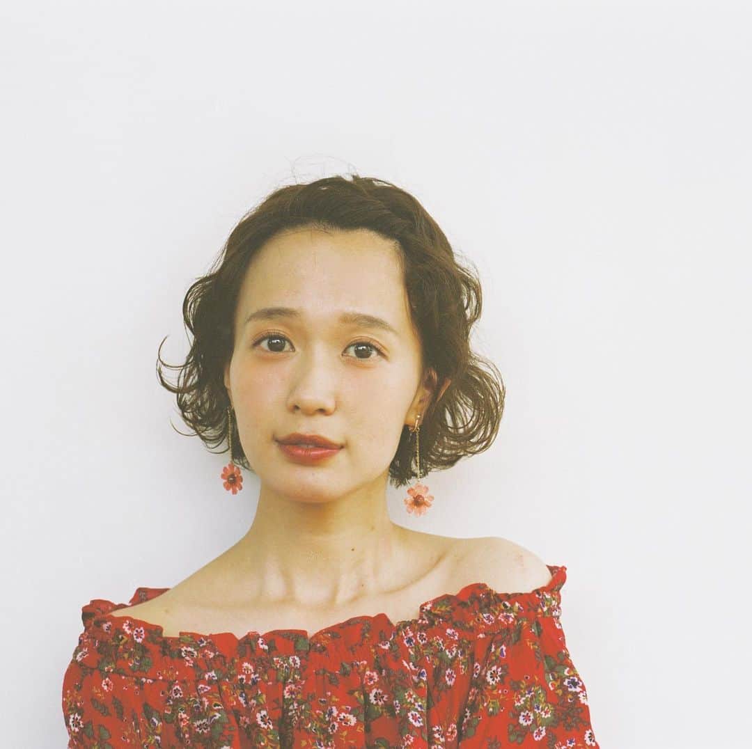 のインスタグラム：「🌷CHACO ✖︎ 柴田紗希🌷  ジニアイヤリング&ピアス  シンプルなピタッとくっつくシンプルジニアと、ゆらゆらチェーンで揺れるチェーンジニアの2種類ご用意しました。 どちらも、生花を咲いたまま樹脂加工して、くすんだオレンジに染め上げていますので、全く同じお花はありません。 咲いているお花それぞれの個性を感じていただける作品です💘  CHACO ✖︎柴田紗希コラボアクセサリー 販売日 5/30 21:00〜 販売場所 CHACO  ONLINE SHOP 納品予定 6月中旬より順次発送  model @shibasaaki  photo eikoh hair @eight_hair  flower @wacochaco」