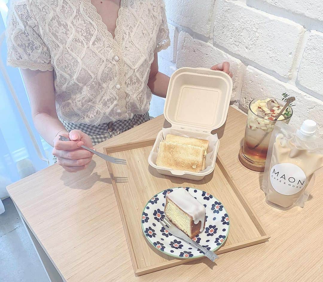 のインスタグラム：「☕️🌼韓国𝒸𝒶𝒻𝑒⠀ ⠀ お皿がとても可愛い🌼 ゆったりできていいカフェだったな~♡ レモンケーキもタマゴサンドも美味しかった𓆸⠀ ⠀ #maoncafe#韓国カフェ#카페」