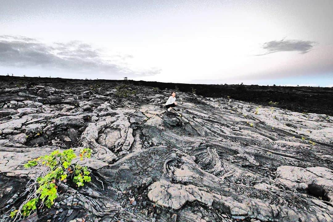 上原泰子さんのインスタグラム写真 - (上原泰子Instagram)「. ▽ キラウエア火山🌋 マグマ溜りは見えず_(:3」z)_ . 全て溶岩でできた大地。 地球の内側🌏！！ . . #ハワイ #ハワイ島 #Hawaii #genic_hawaii #ビーチ #コナ #kona #bigisland  #bigislandhawaii #ビッグアイランド #Kilauea #キラウエア火山  #溶岩 #溶岩台地 #マウナケア  #hapunabeach #タビジョ #trip #photo #一眼レフ #カメラ #カメラ女子」5月27日 19時55分 - yasupi1107