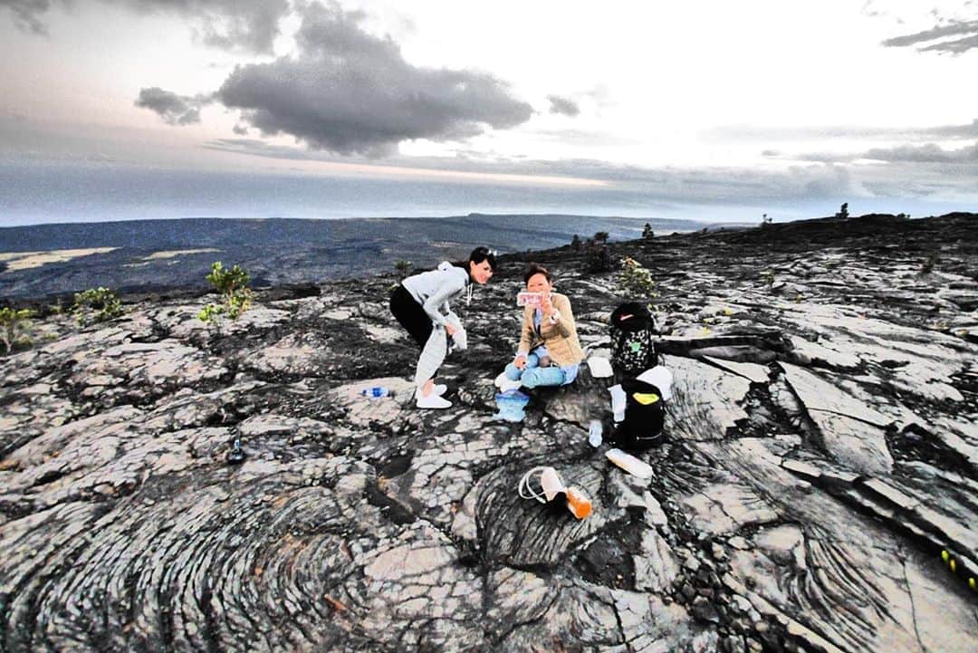上原泰子さんのインスタグラム写真 - (上原泰子Instagram)「. ▽ キラウエア火山🌋 マグマ溜りは見えず_(:3」z)_ . 全て溶岩でできた大地。 地球の内側🌏！！ . . #ハワイ #ハワイ島 #Hawaii #genic_hawaii #ビーチ #コナ #kona #bigisland  #bigislandhawaii #ビッグアイランド #Kilauea #キラウエア火山  #溶岩 #溶岩台地 #マウナケア  #hapunabeach #タビジョ #trip #photo #一眼レフ #カメラ #カメラ女子」5月27日 19時55分 - yasupi1107