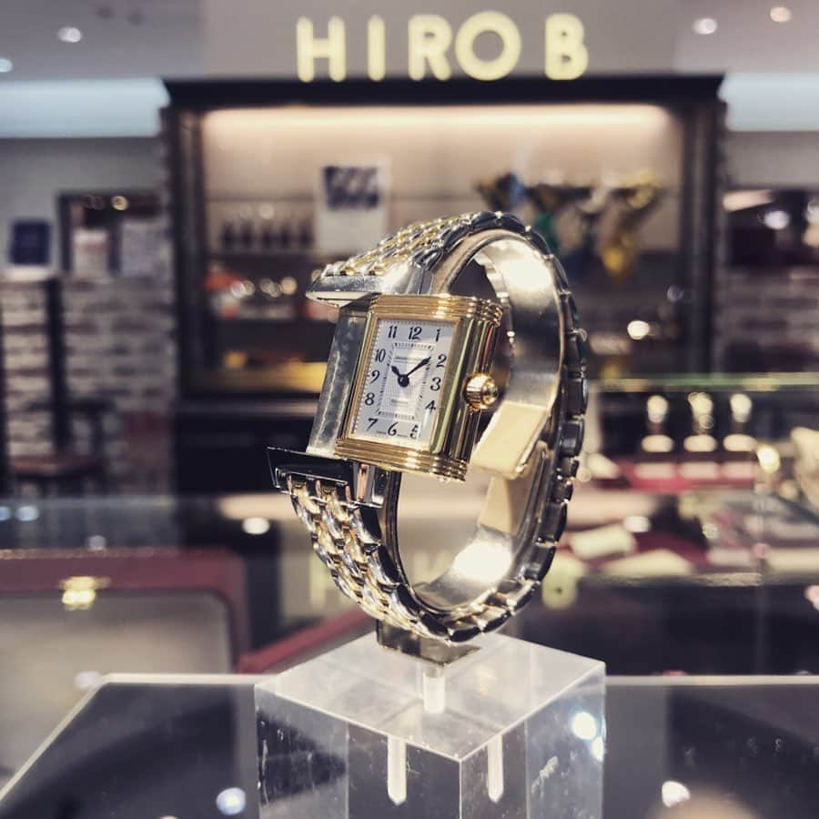 HIROBさんのインスタグラム写真 - (HIROBInstagram)「【HIROB札幌店】﻿ Vintage Jaeger Le Coultre REVERSO Duetto  人気の高いレベルソ デュエットが入荷しております。ダイヤが素敵に輝きます。  お問い合わせはHIROB札幌店まで。﻿ 011-209-5119﻿ #Antique﻿﻿ #アンティーク﻿﻿ #vintage﻿﻿ #ヴィンテージ﻿﻿ #fashionista﻿﻿ #instagood﻿﻿ #OOTD﻿﻿ #love﻿﻿ #YOLO﻿﻿ #accessories﻿﻿ #アクセサリー﻿﻿ #Fashion﻿﻿ #時計﻿﻿ #腕時計﻿﻿ #watch﻿﻿ #自分へのご褒美﻿﻿ #baycrews﻿﻿ #hirob﻿﻿ #ヒロブ札幌﻿﻿ #札幌ステラプレイス﻿﻿ #stellarplace﻿﻿ #ステラプレイス﻿﻿ #北海道﻿﻿ #hokkaido﻿﻿ #札幌﻿﻿ #sapporo ﻿﻿ #reversoduetto」5月27日 19時50分 - hirob.jp