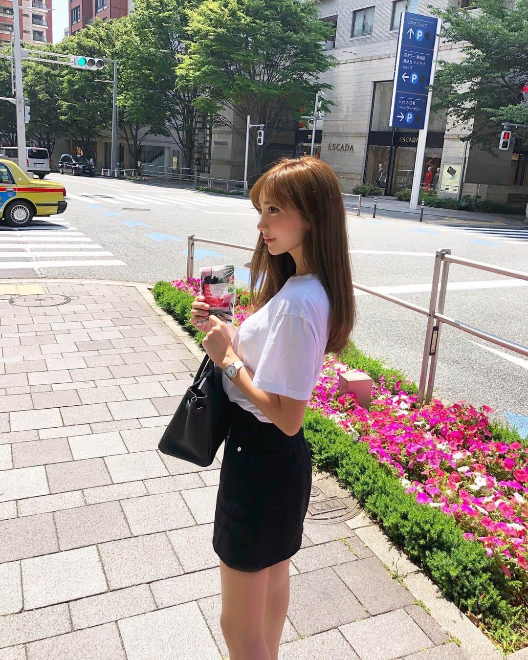 岡部あゆみさんのインスタグラム写真 - (岡部あゆみInstagram)「今日も暑かった🌞 最近食べ過ぎだから お昼は置き換え! と言っても大好きなタピオカだから全く苦じゃない^ ^ Bagに入れて持ち歩いてるので 出先でも簡単に作れちゃう🥤 @rivaland_ojyosamakouso は栄養豊富な酵素ドリンクで 腹持ちもいいし 置き換えダイエットに最適♡ "お嬢様酵素withベストセレクションパック"は4種類の酵素ドリンクが一度に試せてお得! タピオカ大好き☺︎ . #お買い物 #お嬢様酵素jewel #pr #お嬢様酵素トロピカル #ファスティング #ボタニカルタピオカクレンズ #けやき坂 #モノトーンコーデ」5月27日 19時50分 - ayumi_okabe