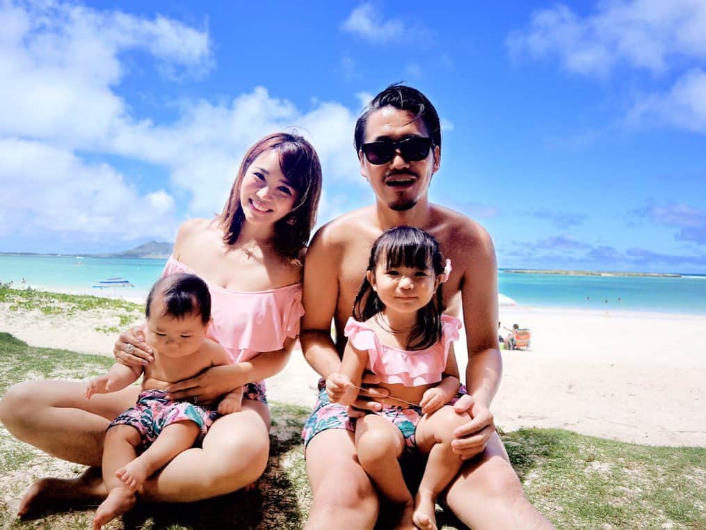 河内麻沙美さんのインスタグラム写真 - (河内麻沙美Instagram)「#kailua 🏖 . . #カイルアビーチ でみんなでお揃いの水着着て、遊んだよ〜❤️ 子供と撮るってほんと難しい…🤔💭 . でもお気に入りの写真❤️❤️❤️ カイルアビーチ大好きで毎回行く場所🥰💓 . #beach#family#familyphoto#hawaii#カイルア#ビーチフォト#家族写真#リンクコーデ#水着#ファミリーフォト#ハワイ#子連れハワイ#親子リンクコーデ」5月27日 19時51分 - masamikouchi