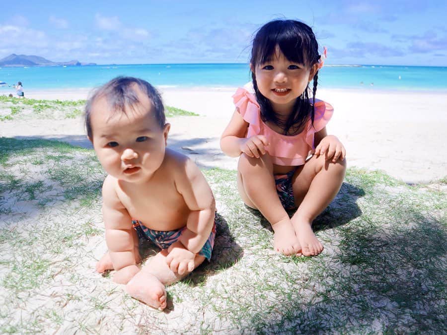河内麻沙美さんのインスタグラム写真 - (河内麻沙美Instagram)「#kailua 🏖 . . #カイルアビーチ でみんなでお揃いの水着着て、遊んだよ〜❤️ 子供と撮るってほんと難しい…🤔💭 . でもお気に入りの写真❤️❤️❤️ カイルアビーチ大好きで毎回行く場所🥰💓 . #beach#family#familyphoto#hawaii#カイルア#ビーチフォト#家族写真#リンクコーデ#水着#ファミリーフォト#ハワイ#子連れハワイ#親子リンクコーデ」5月27日 19時51分 - masamikouchi