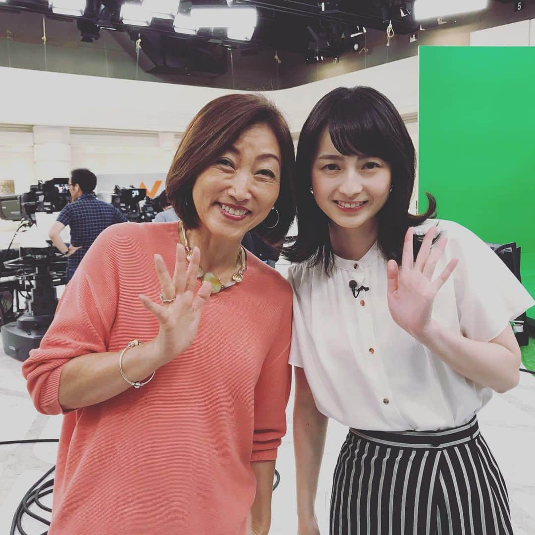 田中ウルヴェ京さんのインスタグラム写真 - (田中ウルヴェ京Instagram)「Nスタでした。 今日はサーモンピンクっていうのか？の衣装で。  合宿で日焼けしちゃったから、メイクさんに「今日はファンデは黒めの番号に変えますね」と言われた。😭 月曜レギュラーの自分としては山本恵里伽アナとは最後の共演！なので一緒に撮った。😊 えりかさんはNスタご卒業です。 いつもニコニコで、とってもかわいいのに、カッコいい仕事ぶりで。😍 コメンテーター席でいつもホレボレ見ておりました。 ありがとうございました。😊😊 At the TBS weekday evening news show.」5月27日 19時52分 - miyako.tanaka.oulevey