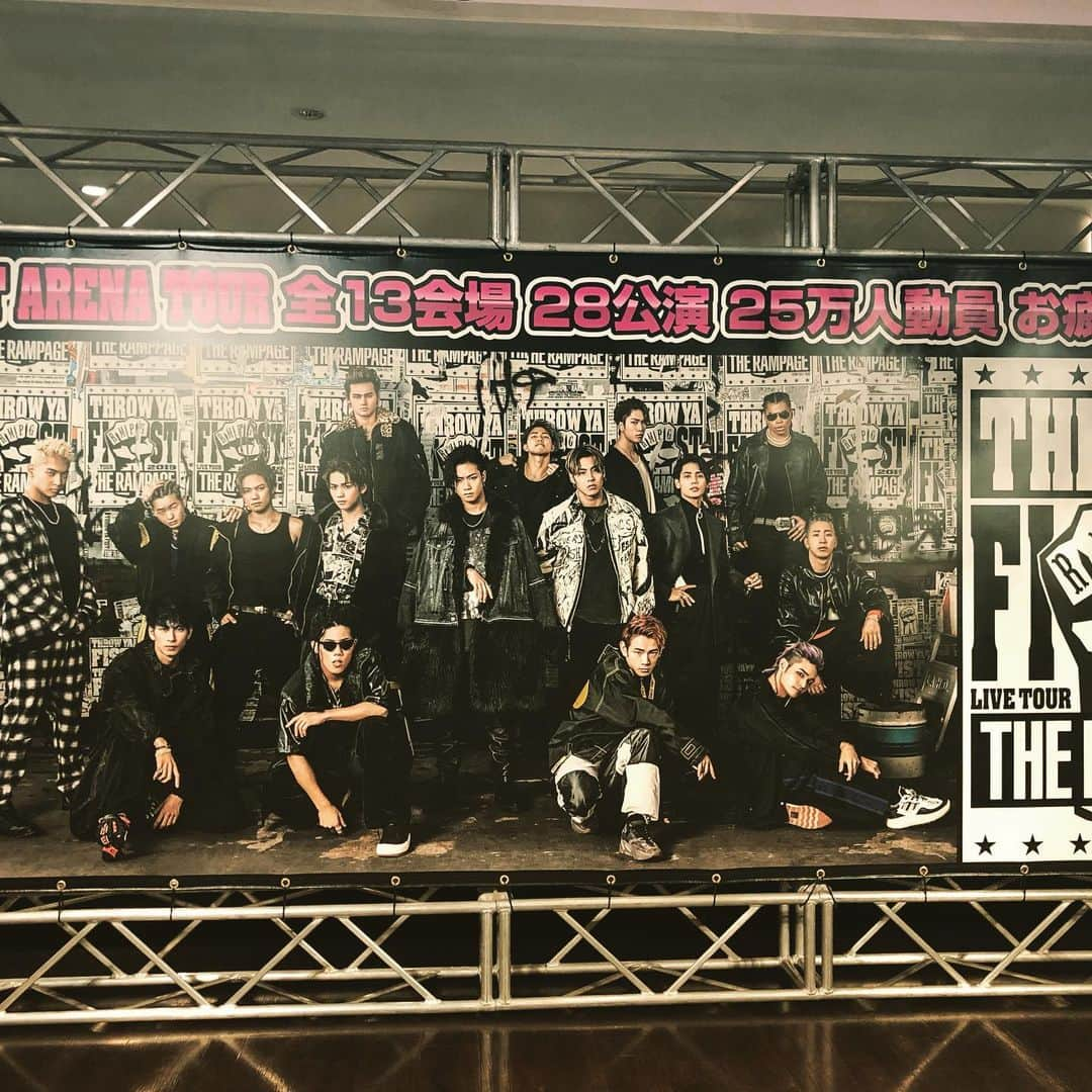 Rikuさんのインスタグラム写真 - (RikuInstagram)「THROW YA FIST  全28公演  完  皆さん本当にありがとうございました。 Instagram用に写真撮ってみましたので、載せてみますね。  #HIROさん #VERBALさん #色んな加工があるんですね #すごいな携帯って」5月27日 19時52分 - _riku_r.m.p.g_ldh